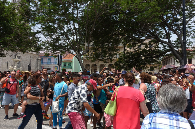 crowds-welcoming-us-to-havana-830x549.jpg